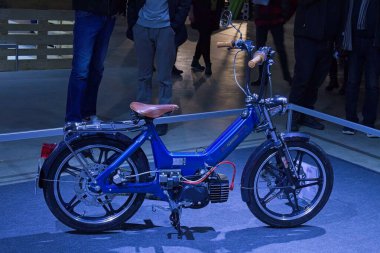 Pasila, Helsinki, Finlandiya - 2.3.2024: Messukeskus Helsinki 'deki MP 24 Motosiklet Fuarında Özel Bisiklet Tunturi Mikro motosiklet sergileniyor (Fuar ve Kongre Merkezi)).