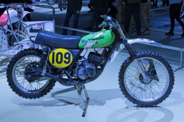 Pasila, Helsinki, Finlandiya - 2.3.2024: Klasik Racing Kawasaki KX 125 motosikleti Messukeskus Helsinki 'deki MP 24 Motosiklet Fuarı' nda sergileniyor (Fuar ve Fuar Merkezi)).