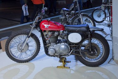 Pasila, Helsinki, Finlandiya - 2.3.2024: Messukeskus Helsinki 'deki 24. Motosiklet Fuarı' nda (Fuar ve Kongre Merkezi) klasik 500 G80 motorsiklet yarışı sergileniyor).