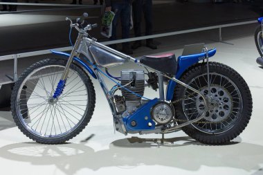 Pasila, Helsinki, Finlandiya - 2.3.2024: Messukeskus Helsinki 'deki MP 24 Motosiklet Fuarında klasik yarış Tima-Jawa motosikleti sergileniyor (Fuar ve Kongre Merkezi)).