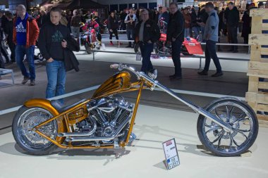 Pasila, Helsinki, Finlandiya - 2.3.2024: Messukeskus Helsinki 'deki MP 24 Motosiklet Fuarında özel M8 motosiklet sergileniyor (Fuar ve Fuar Merkezi)).