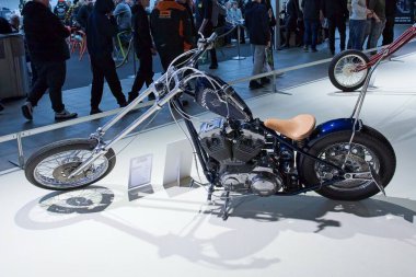 Pasila, Helsinki, Finlandiya - 2.3.2024: Messukeskus Helsinki 'deki MP 24 Motosiklet Fuarında özel Chopukka motosikleti sergileniyor (Fuar ve Kongre Merkezi)).