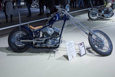 Pasila, Helsinki, Finlandiya - 2.3.2024: Messukeskus Helsinki 'deki MP 24 Motosiklet Fuarında özel Chopukka motosikleti sergileniyor (Fuar ve Kongre Merkezi)).