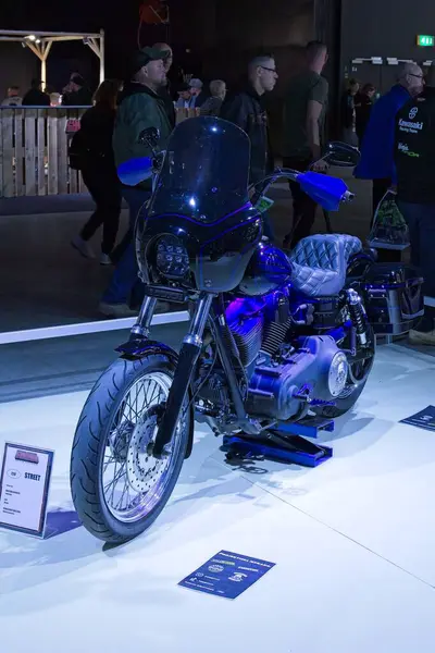 Pasila, Helsinki, Finlandiya - 2.3.2024: Özel bisiklet H-D Dyna Caddesi Bob motosikleti Messukeskus Helsinki 'deki 24. Motosiklet Fuarı' nda sergileniyor (Fuar ve Fuar Merkezi)).