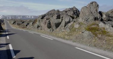 Yazın Hamningberg 'e giden 8100 nolu yol, Varanger Yarımadası, Norveç.