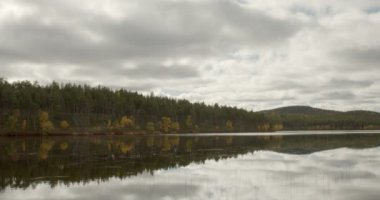 Sonbaharda Aittajarvi Gölü manzarası, Urho Kekkonen Milli Parkı, Saariselka, Lapland, Finlandiya.