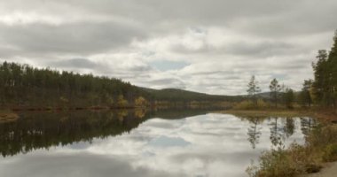 Sonbaharda Aittajarvi Gölü manzarası, Urho Kekkonen Milli Parkı, Saariselka, Lapland, Finlandiya.