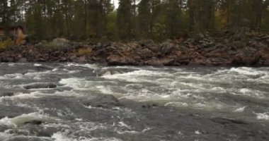 Sonbaharda Janiskoski Rapids, Inari, Lapland, Finlandiya.