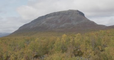 Saana Dağı manzarası ve Kilpisjarvi, Lapland, Finlandiya çevresi.