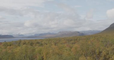 Kilpisjarvi Gölü manzaralı ve bulutlu sonbahar havasında Saana 'ya düşen Kilpisjarvi, Lapland, Finlandiya.