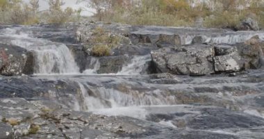 Şelale Şelalesi Sonbaharda Kilpisjarvi, Enontekio, Lapland, Finlandiya.
