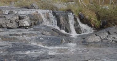 Şelale Şelalesi Sonbaharda Kilpisjarvi, Enontekio, Lapland, Finlandiya.