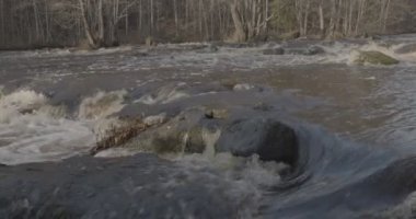 Nukarinkoski 'nin sonbaharda Nukari, Nurmijarvi, Finlandiya' da Vantaanjoki nehri üzerindeki akıntılarının görüntüsü.