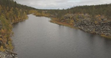 Taatsijarvi Gölü manzarası ve Kurkkiosuvanto 'nun sonbaharda Kittila, Lapland, Finlandiya' da durgun suları.