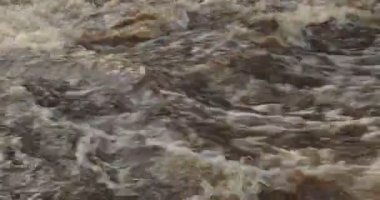 Nukarinkoski 'nin sonbaharda Nukari, Nurmijarvi, Finlandiya' da Vantaanjoki nehri üzerindeki akıntılarının yakın görüntüsü.
