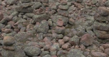 Yazın Geta, Ahvenanmaa, Finlandiya 'da Grottstigen mağara yolu boyunca kaya oluşumları ve sayısız taş yığınlarıyla dolu bir orman..