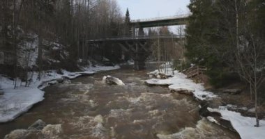 Kış mevsiminde Myllykoski 'nin akıntıları ve köprüleri, Nurmijarvi, Finlandiya.