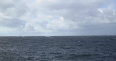 Sade deniz manzarası ve bulutlu ufuk manzarası yazın küçük dalgalarla, Porkkalanniemi, Kirkkonummi, Finlandiya.