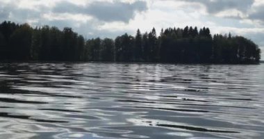 Sonbaharda Kyynara Gölü 'nde dalgalar, su yüzeyine yansıyan gökyüzü, Liesjarvi Ulusal Parkı, Finlandiya.