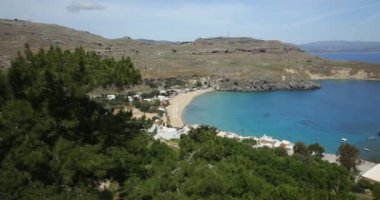 İlkbaharda Lindos Akropolü 'nden Lindos plajı, Rodos, Yunanistan.