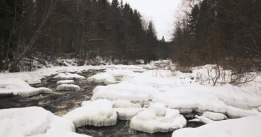 Nukarinkoski nehri kışın buz ve karla kaplı, Nurmijarvi, Finlandiya.