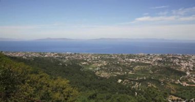 Mt. Mt. Filerimos, baharda Ialyssos ve Ixia ve Trianda Körfezi 'ne bakan küçük bir kasaba, Rodos, Yunanistan.