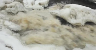 Nukarinkoski nehri kışın buz ve karla kaplı, Nurmijrvi, Finlandiya.