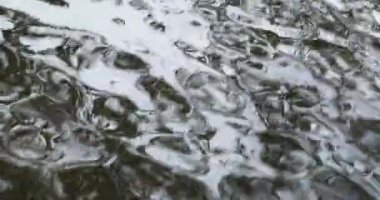 Akan nehir yüzeyine soyut su yansımaları.