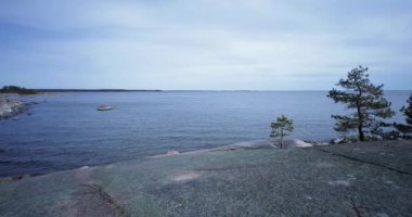 Finlandiya 'nın Emasalo adasındaki Varlaxudden açık hava dinlenme alanında deniz manzarası.