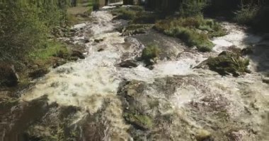 Sonbaharda Myllykoski nehirlerinin ve ahşap köprülerin manzarası, Nurmijarvi, Finlandiya.