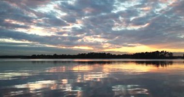 Sonbaharda deniz yüzeyine yansıyan günbatımı, Kallahti, Helsinki, Finlandiya.
