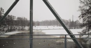Aşk kilitleri olan metal köprü, Vanhakaupunki, Helsinki, Finlandiya.