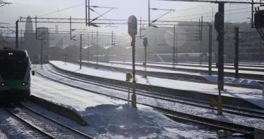 Helsinki Merkez Sarayı 'ndan kışın kar yağarken kalkan tren, Helsinki, Finlandiya.