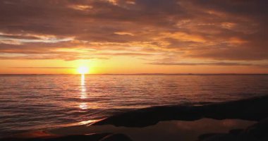 Yazın Jungfruskar adasında gün batımı manzarası, Achipelago Ulusal Parkı, Finlandiya.