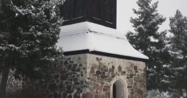 Bulutlu kış havasında Eski Sipoo Kilisesi çan kulesi manzarası, Nikkila, Sipoo, Finlandiya.