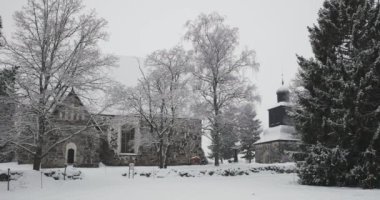 Eski Sipoo Kilisesi (St. Sigfrids Kilisesi) bulutlu kış havasında bir ortaçağ taş kilisesi, Nikkila, Sipoo, Finlandiya.