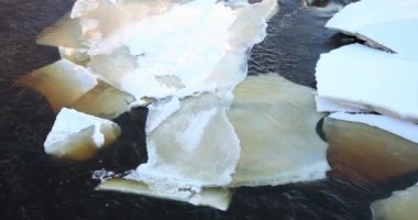 Akan nehirde ince buz tabakaları.