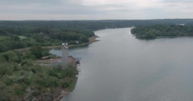 Finlandiya 'nın Ahvenanmaa şehrinde yazın Finstrom ve Sund arasındaki Fjarsundet su geçidini gösteren hava manzarası.