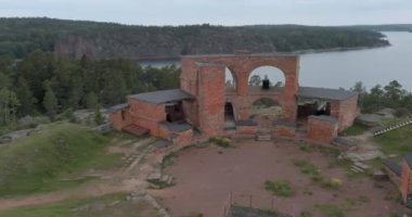 Yazın Sund, Ahvenanmaa, Finlandiya 'da, Bomarsund kalesindeki Notvik Kulesi harabelerinin havadan görüntüsü..