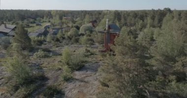Enklinge, Ahvenanmaa, Finlandiya 'da yazın eski ahşap yel değirmeninin havadan görünüşü.