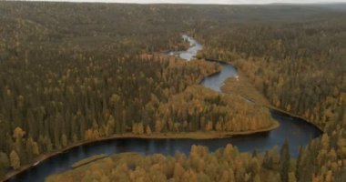 Sonbaharda Paahkanankallio 'daki Kitkajoki Nehri' nin havadan görünüşü, Oulanka Ulusal Parkı, Lapland, Finlandiya.
