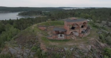 Yazın Sund, Ahvenanmaa, Finlandiya 'da, Bomarsund kalesindeki Notvik Kulesi harabelerinin havadan görüntüsü..