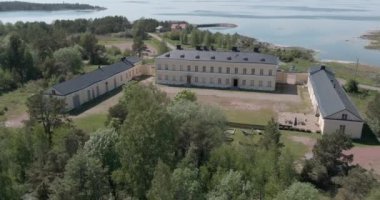 Yazın Eckero, Ahvenanmaa, Finlandiya 'daki eski Eckero Posta ve Gümrük Dairesinin hava görüntüsü.