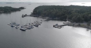 Finlandiya 'daki Jussaro, Ekenas Archipelago Ulusal Parkı' ndaki liman manzarası.