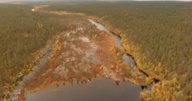 Taatsijarvi Gölü 'nün havadan görünüşü ve Kurkkiosuvanto' nun sonbaharda Kittila, Lapland, Finlandiya 'da durgun suları.