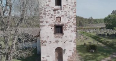 Yazın Vardo, Ahvenanmaa, Finlandiya 'daki eski Aziz Matthias kilisesinin hava manzarası.