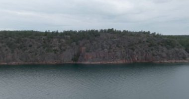 Yazın Sund, Ahvenanmaa, Finlandiya 'daki Notviksbergen kayasının hava görüntüsü.