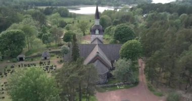 Eski Aziz Maria Magdalena taştan kilisesinin Foglo, Ahvenanmaa, Finlandiya 'daki havadan görünüşü.