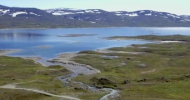 Yazın Guolasjavri Gölü, Birtavarre, Troms og Finnmark, Norveç havadan manzaralı göl manzarası.