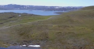 Yazın Guolasjavri Gölü, Birtavarre, Troms og Finnmark, Norveç havadan manzaralı göl manzarası.